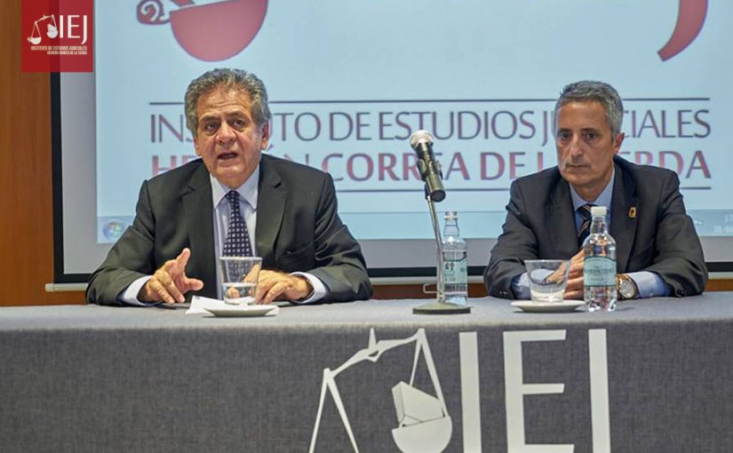 Fotografías: Entrega de títulos Master de Responsabilidad Civil 2014 y Titulo de experto Penal 2015 y Titulo de Experto Constitucional 2015